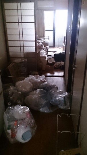 「岡山市での不用品回収事例」回収前の室内に、不用品が散乱している状態の写真